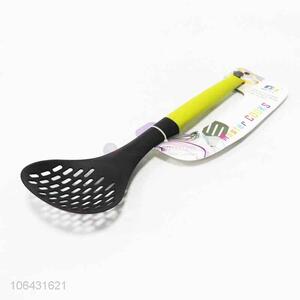 Suitable price black plastic leakage ladle for kitchen use