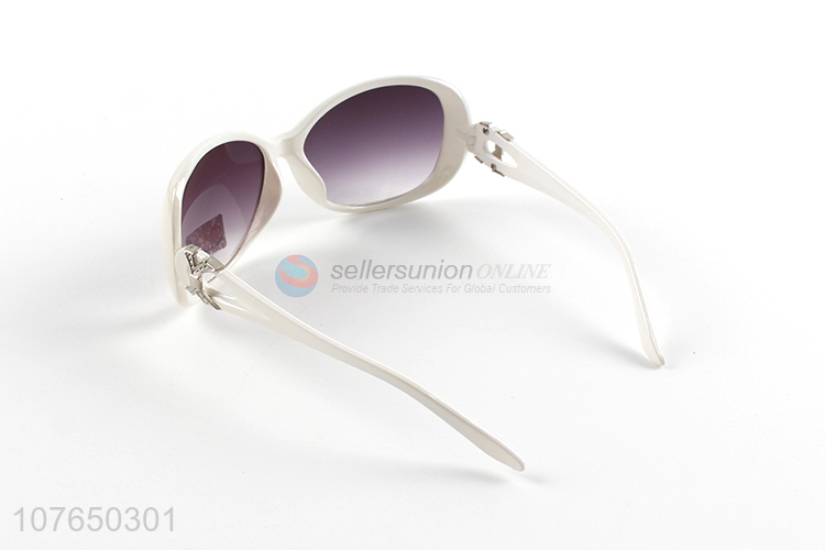 New Design White Frame Sunglasses Men Women Outdoor Sun Glasses