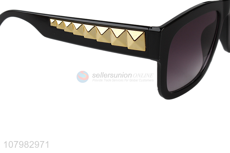 China Manufacture Fashion Sunglass Popular Adults Eyewear