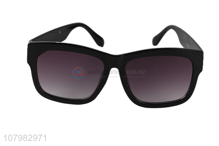 China Manufacture Fashion Sunglass Popular Adults Eyewear