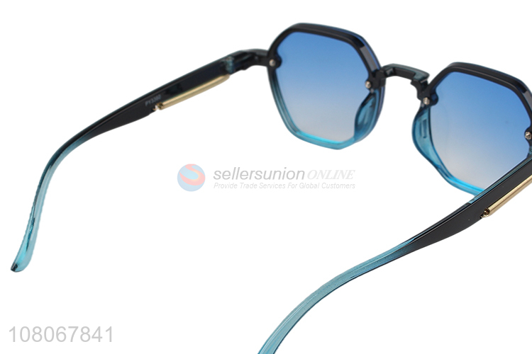 Hot selling modern UV400 protection polarized plastic sunglasses