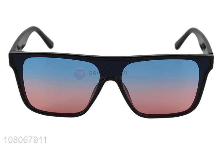 Low price graduated color plastic sunglasses with UV protection lens