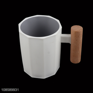 Wholesale BPA free food grade plastic drinking cup with wooden handle