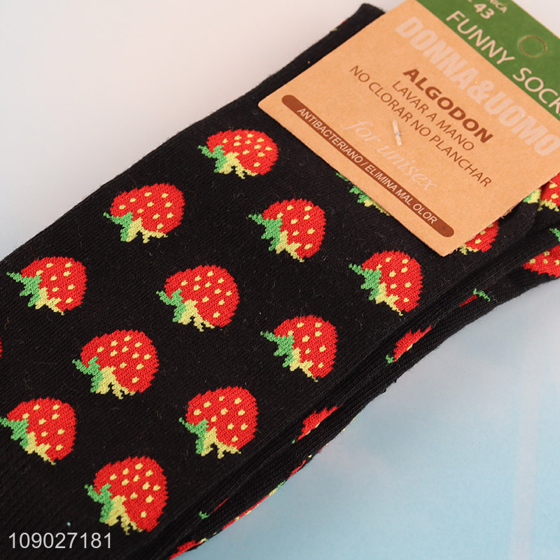 Online wholesale strawberry pattern cotton breathable men women socks