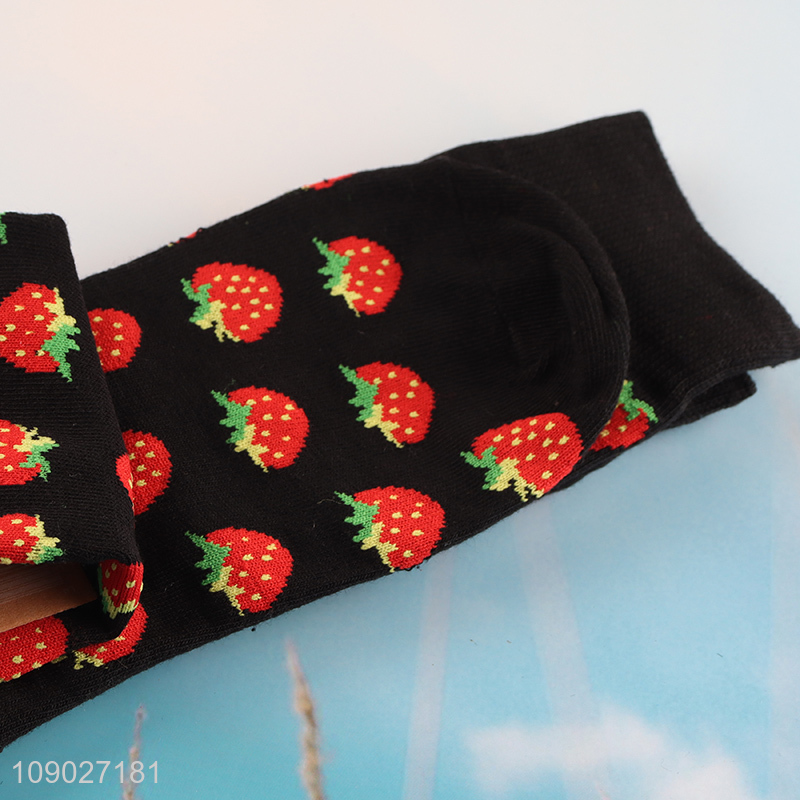 Online wholesale strawberry pattern cotton breathable men women socks