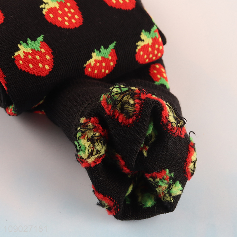 Online wholesale strawberry pattern cotton breathable men women socks