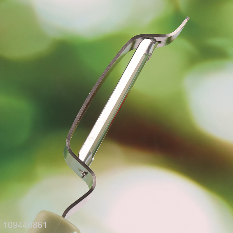 Good selling curved vegetable peeler for daily use